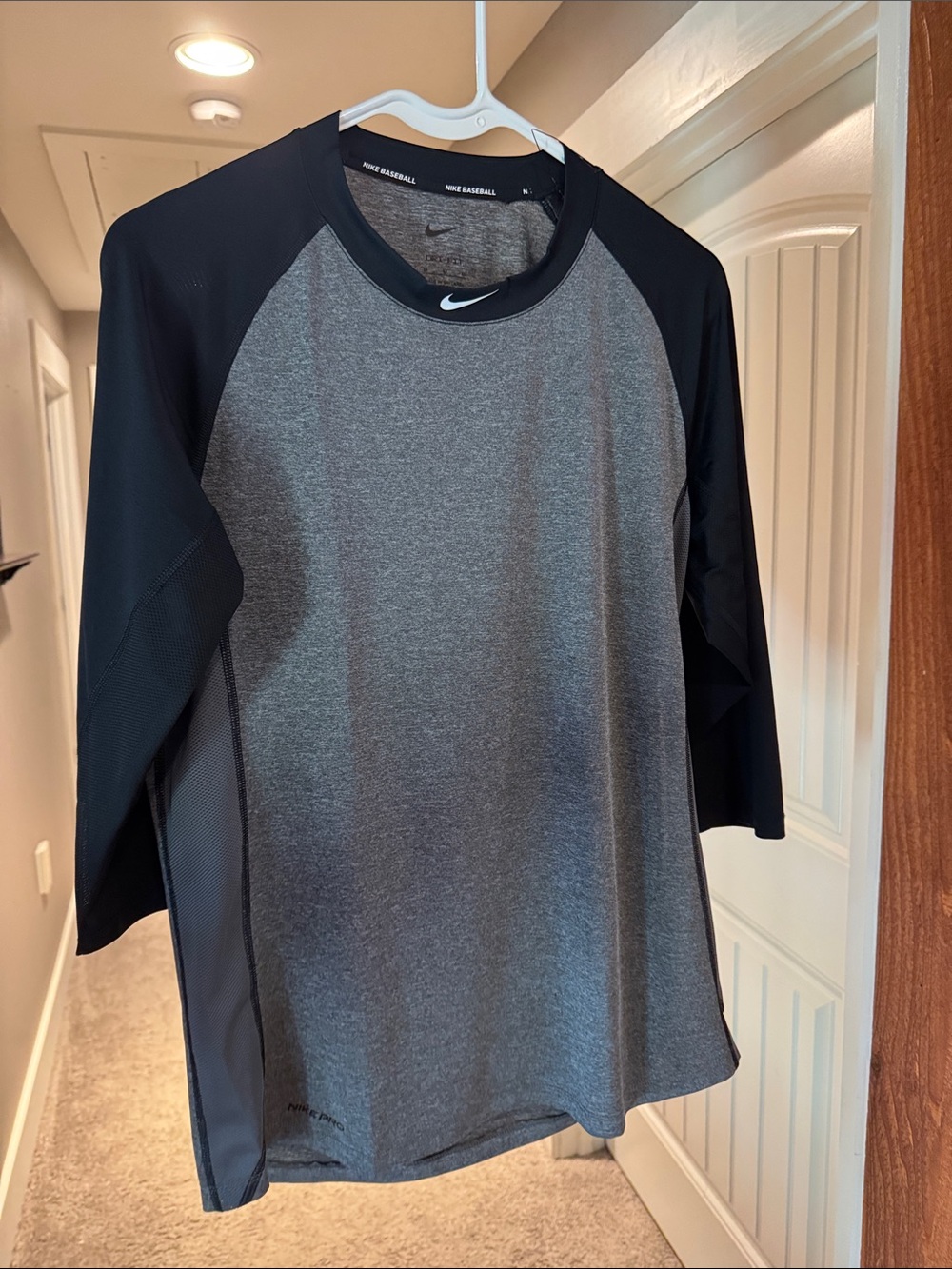 Nike Men’s Grey & Black 3/4 Sleeve Medium